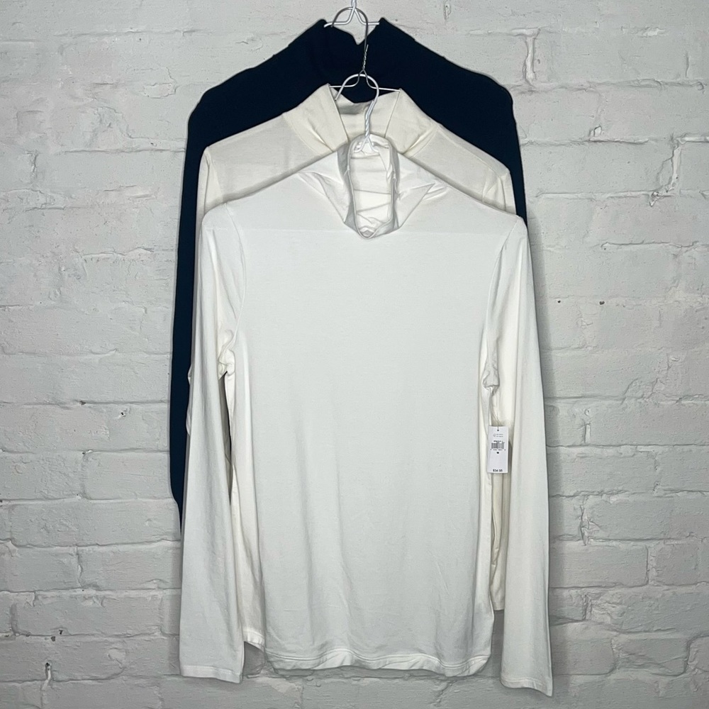 THREE Turtlenecks M